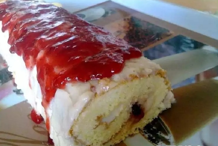 Домашно руло с вкусен крем, сладко и пресни ягоди