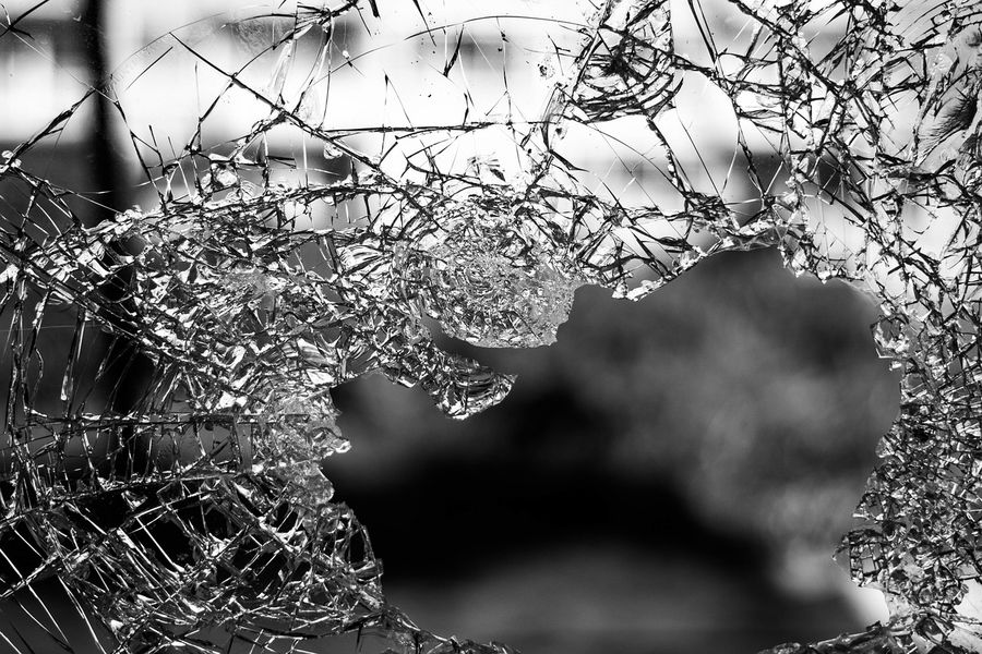 18-годишен младеж изхвърча с колата си в канавка и се заби в дърво