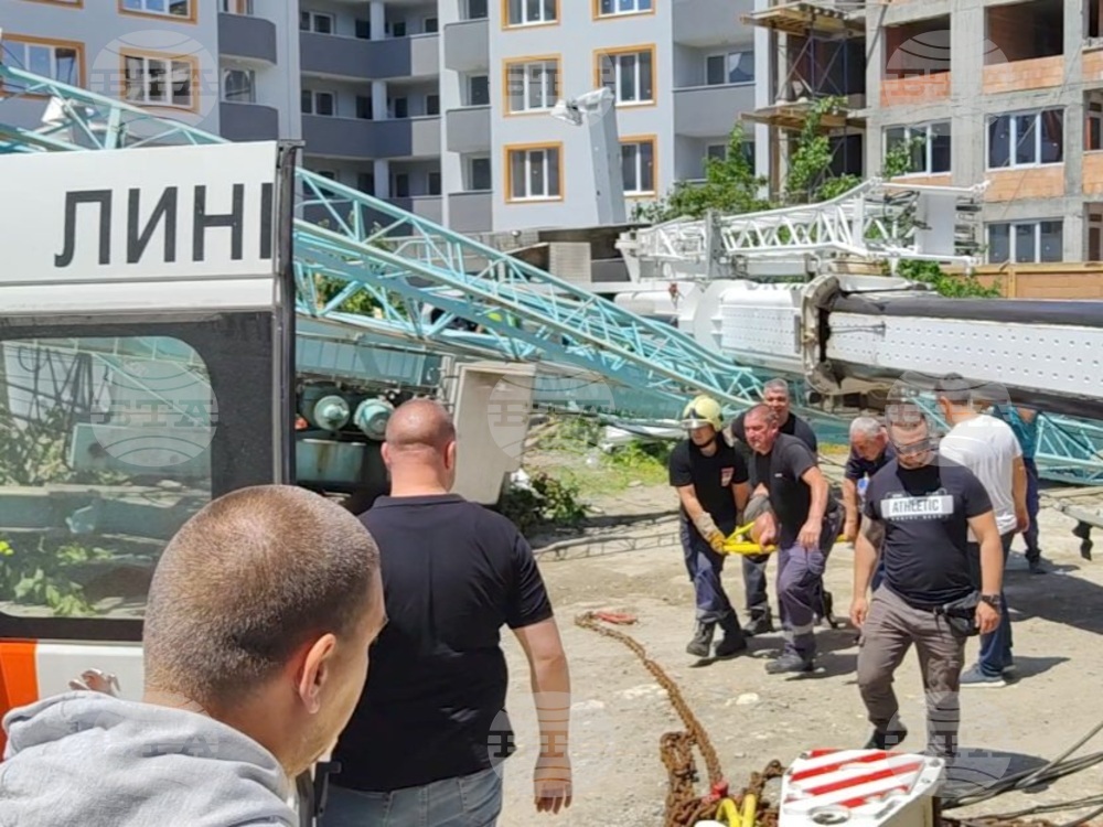Работник бе затиснат от паднал кран, повече от час го вадят