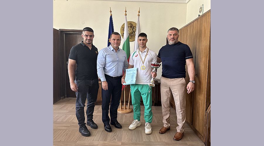Пенчо Милков награди русенския каратист Даниел Върбанов за завоюваната европейска титла