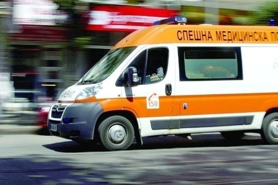 Пешеходка е със счупено рамо, ударена от кола на заден ход