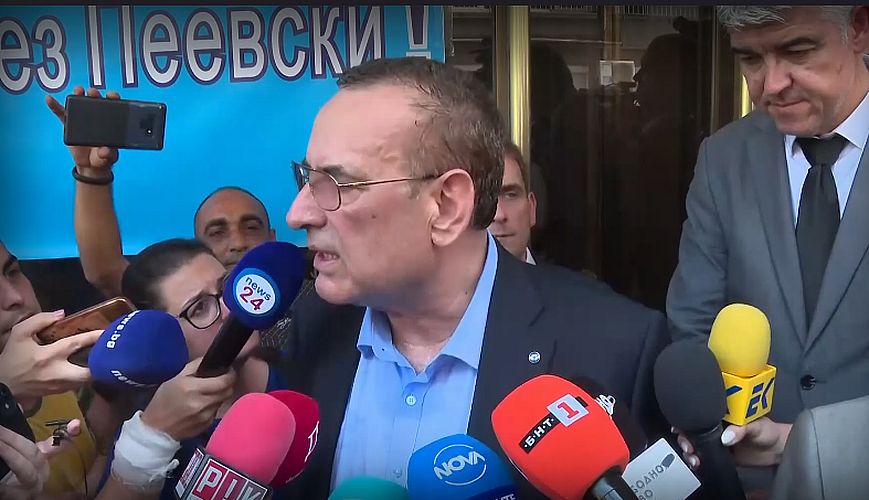 Противници на Пеевски в ДПС се събраха на среща, завариха кабинета на Доган "изтърбушен"