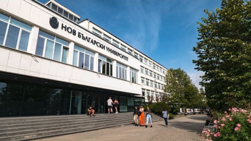 Срути се стена на аула в Нов български университет, един човек е затиснат