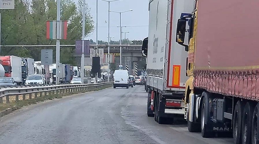 Близо 30 часа изчакват камиони, за да влязат в Румъния през "Дунав мост" при Русе
