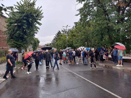 Безводие: Жителите на Кочериново блокират пътя към Рилския манастир, готови са да затворят и основни артерии