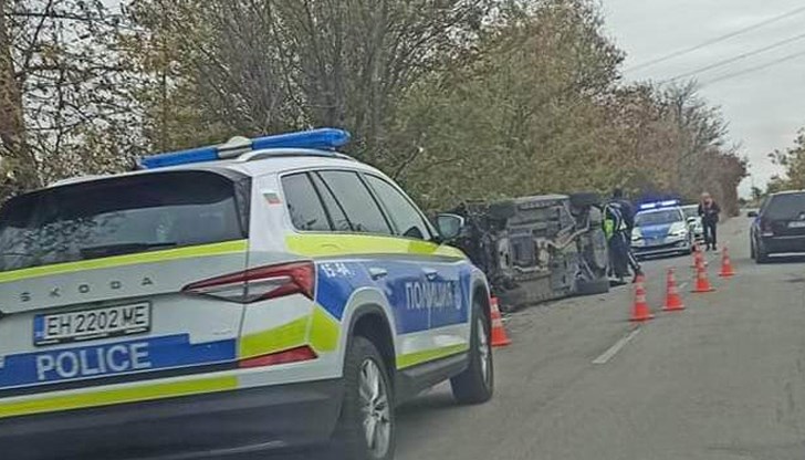 Автомобил се обърна по таван