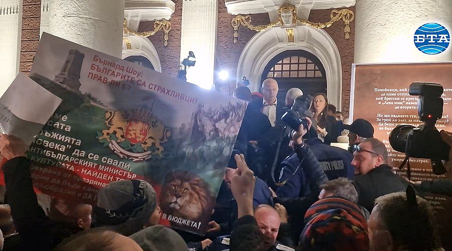 Започва разследване заради сблъсъците пред Народния театър на 7 ноември, поискаха оставки