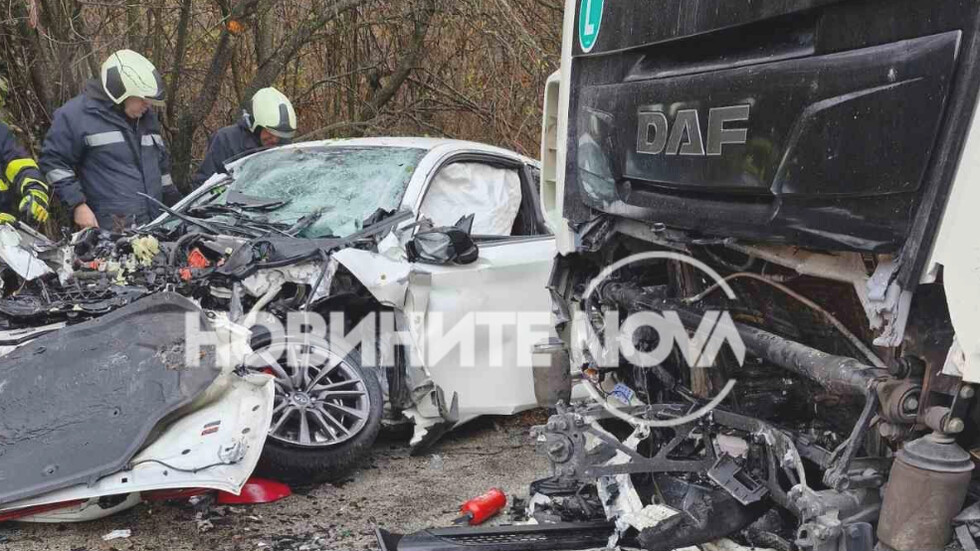 Двама загинаха при челен сблъсък на кола в тир