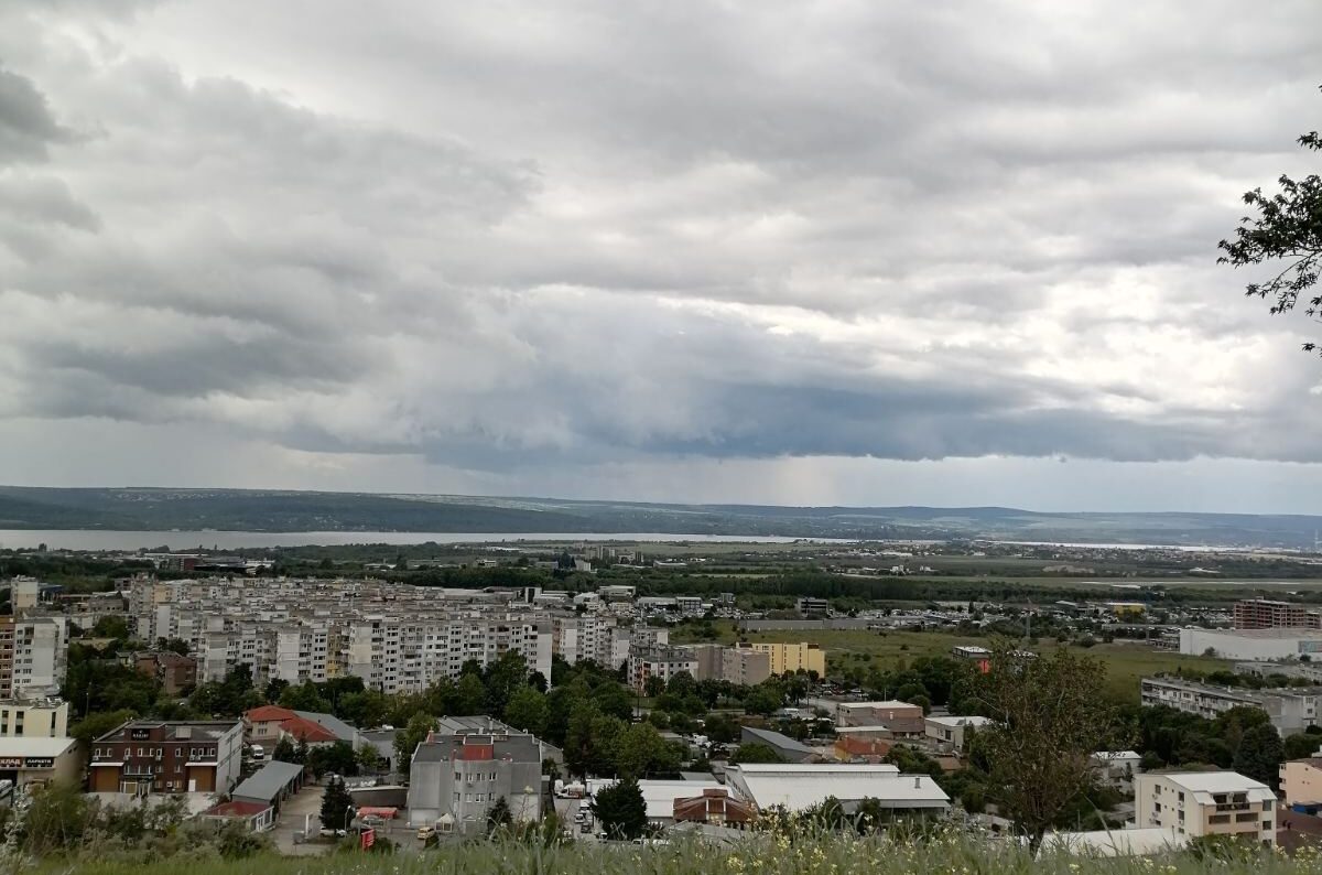 Облачно и студено време ни очаква днес