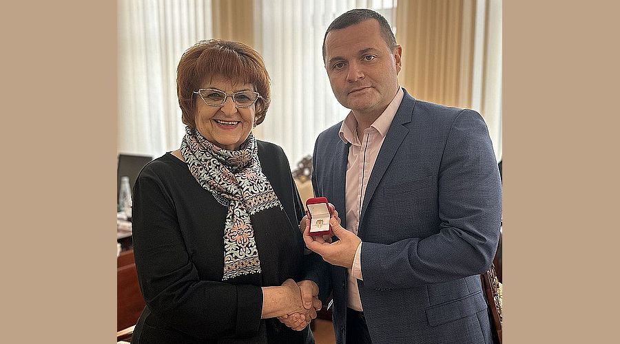 Пенчо Милков връчи златна значка на Маргарита Трифонова по случай 70-ия ѝ рожден ден