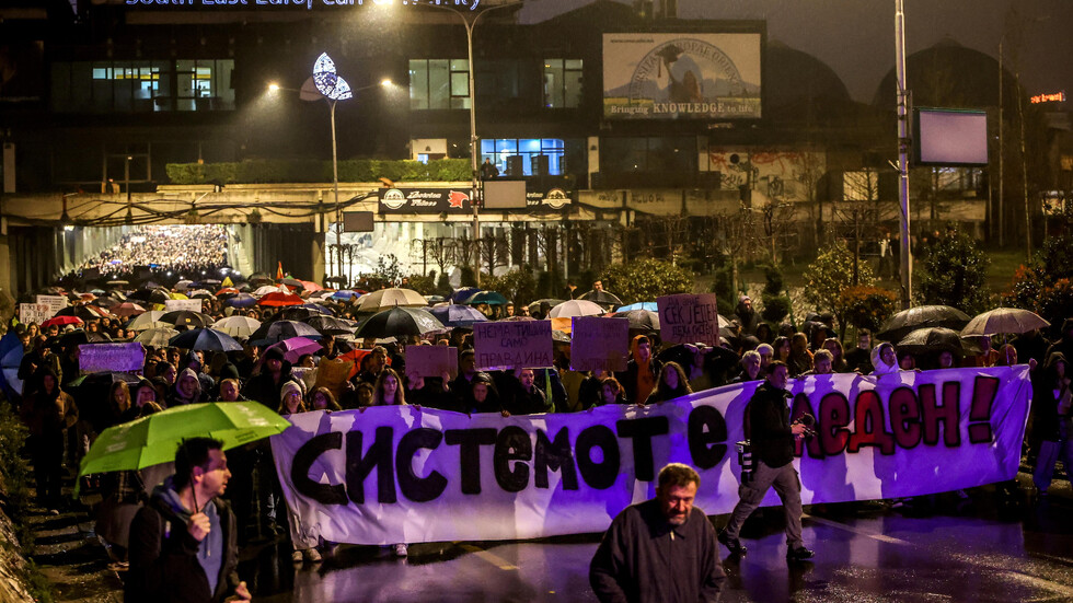 Протестиращи пред парламента в Скопие устроиха собствено Народно събрание