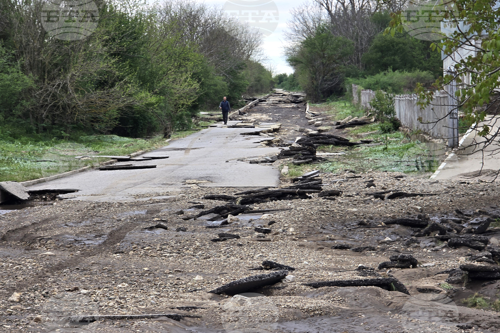 Изкъртени улици, коли във воден капан, имоти и реколта под вода след поройни дъждове в Северозапада