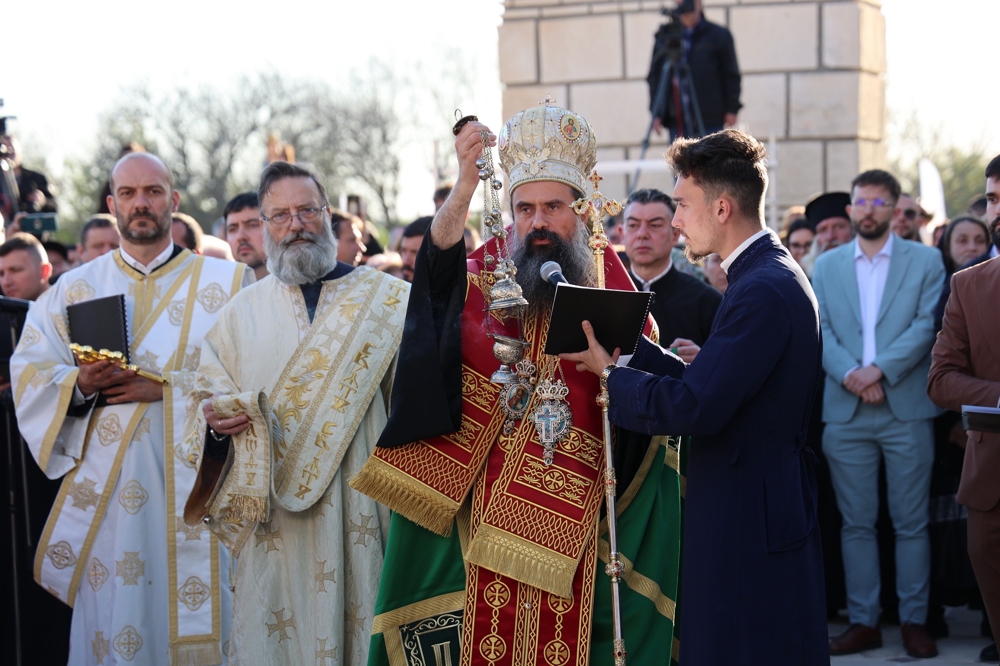 Патриарх Даниил и вицепрезидентът Илияна Йотова уважиха 10-годишнината от създаването на Двора на кирилицата в Плиска