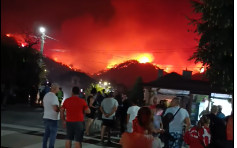 Спешно евакуираха жителите на село заради пожара в Пирин