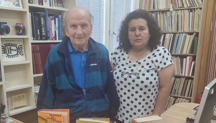 93-годишен мъж дари книги на библиотеката в Русе