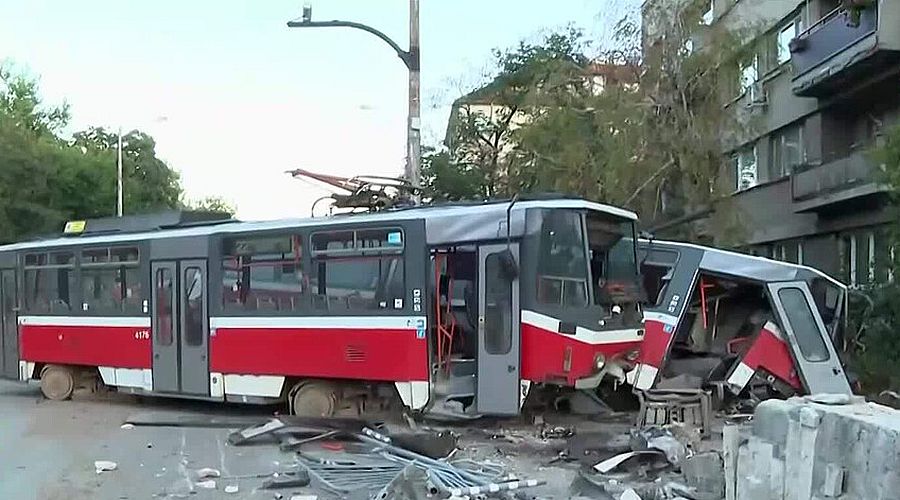 Трамвай дерайлира и се заби в подлез, смачка няколко коли