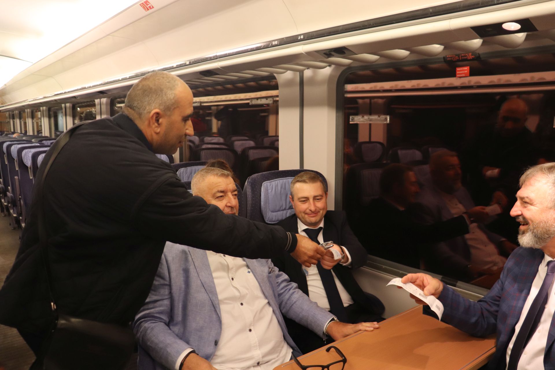 Директният бърз влак между Русе и София „Синият Дунав“ продължава да се движи и през следващата година