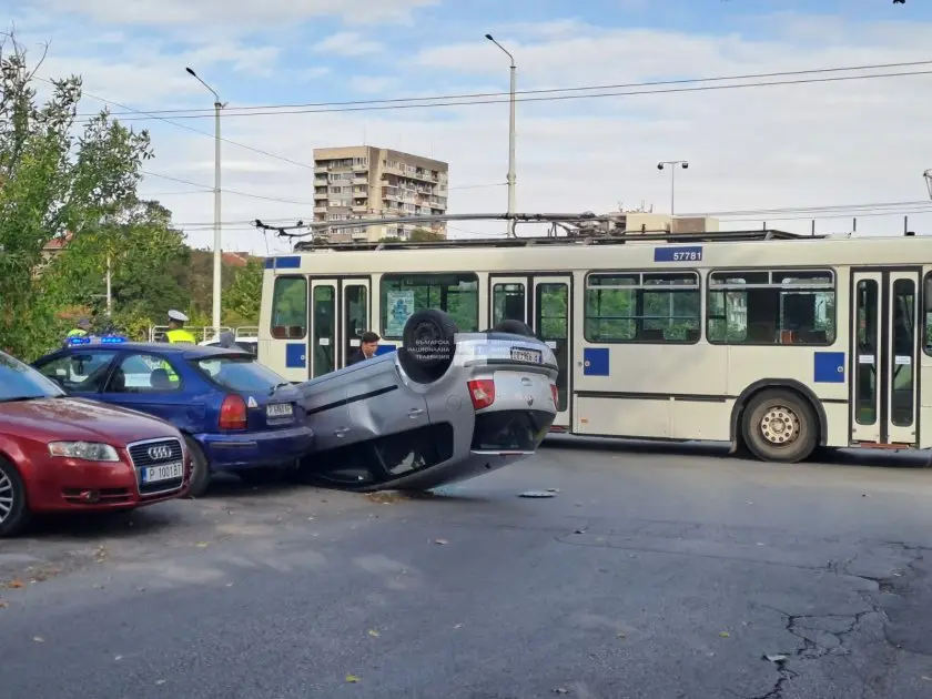 Кола се обърна по таван след сблъсък с тролей в Русе